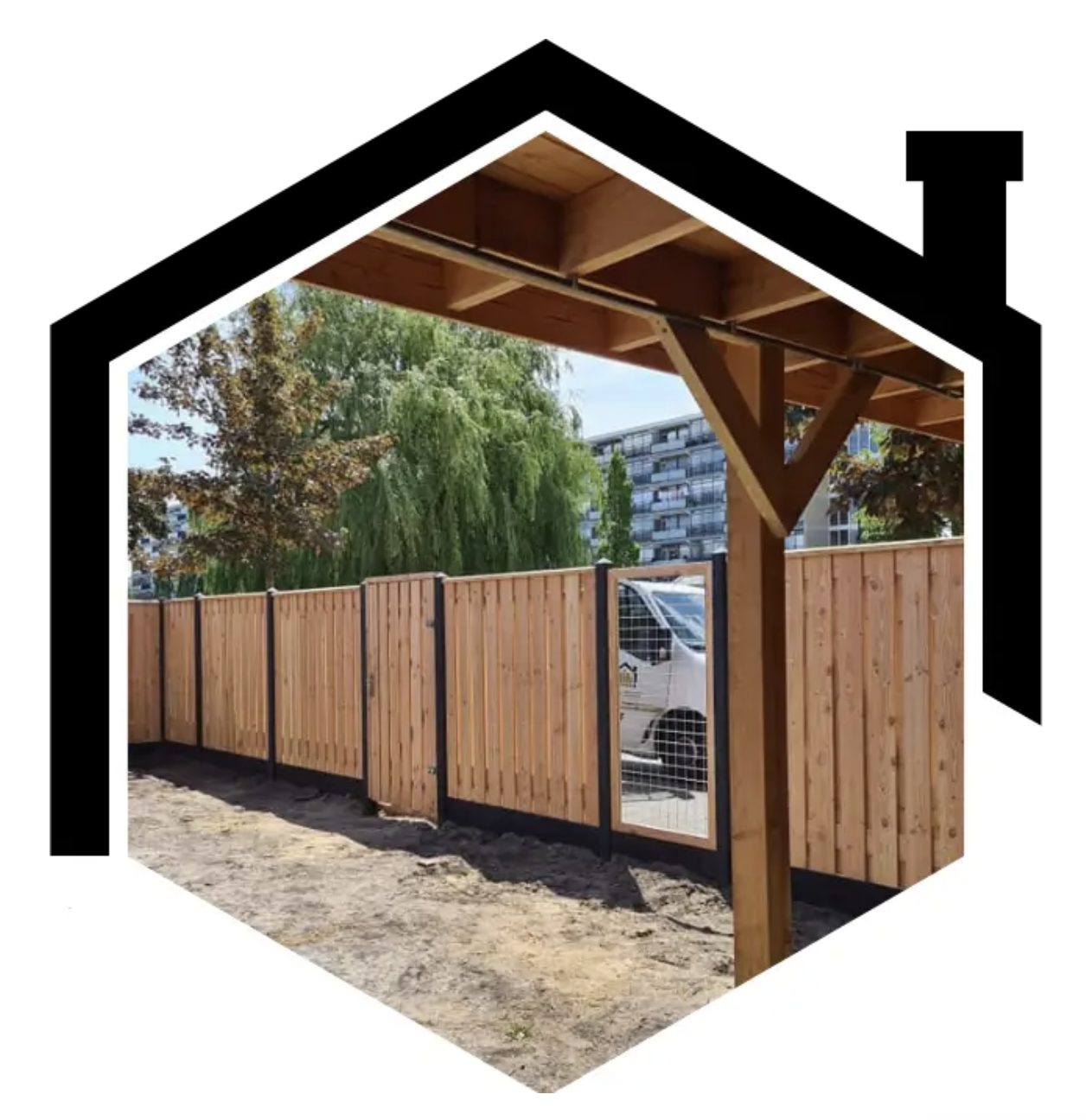 Afgewerkt Schutting Meesters project met houten schutting en overkapping in tuin